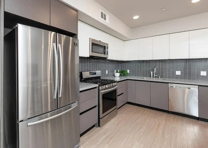 Luxurious 2Br Condo In K-Town W/ Private Balcony!