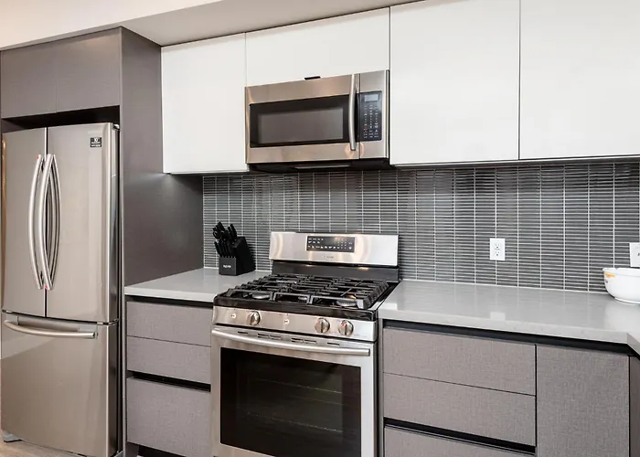 Luxurious 2Br Condo In K-Town W/ Private Balcony!