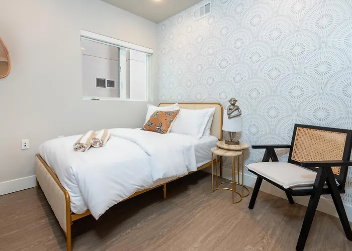 Luxurious 2Br Condo In K-Town W/ Private Balcony!