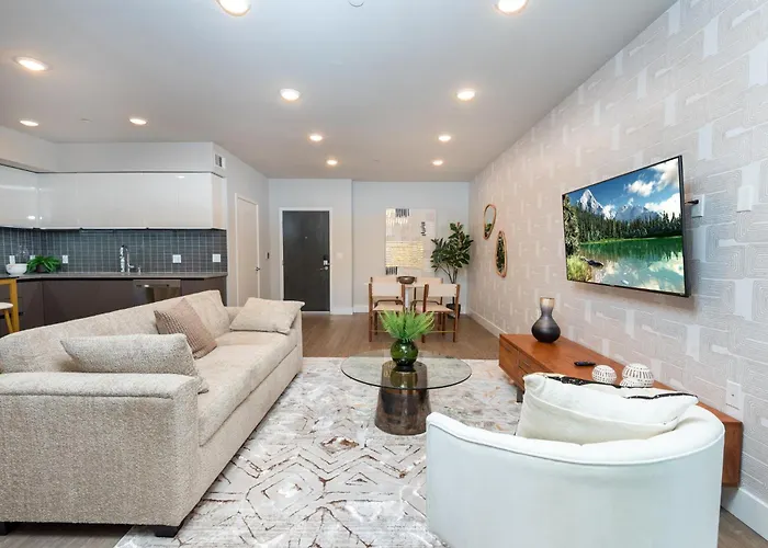 Luxurious 2Br Condo In K-Town W/ Private Balcony!