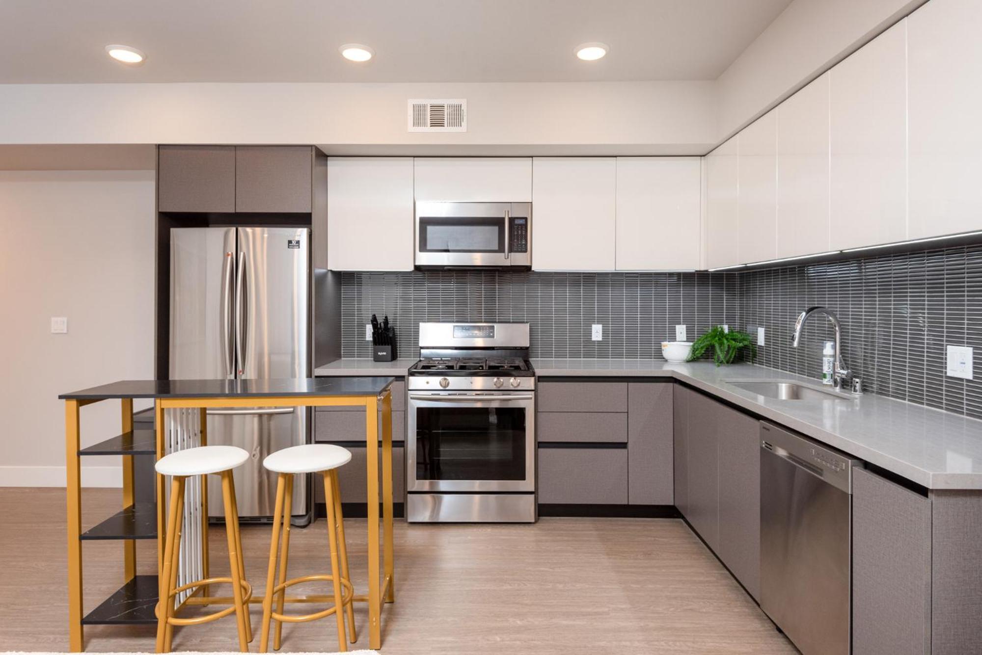 Apartment Luxurious 2br In K-town W/ Private Balcony!