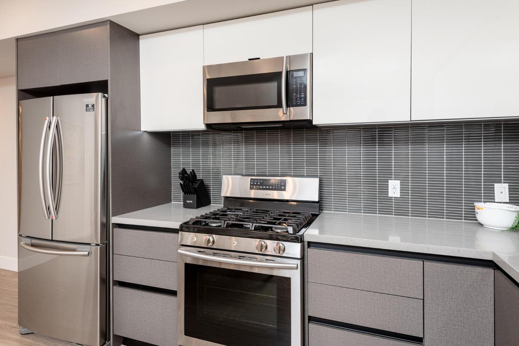 Apartment Luxurious 2br In K-town W/ Private Balcony!