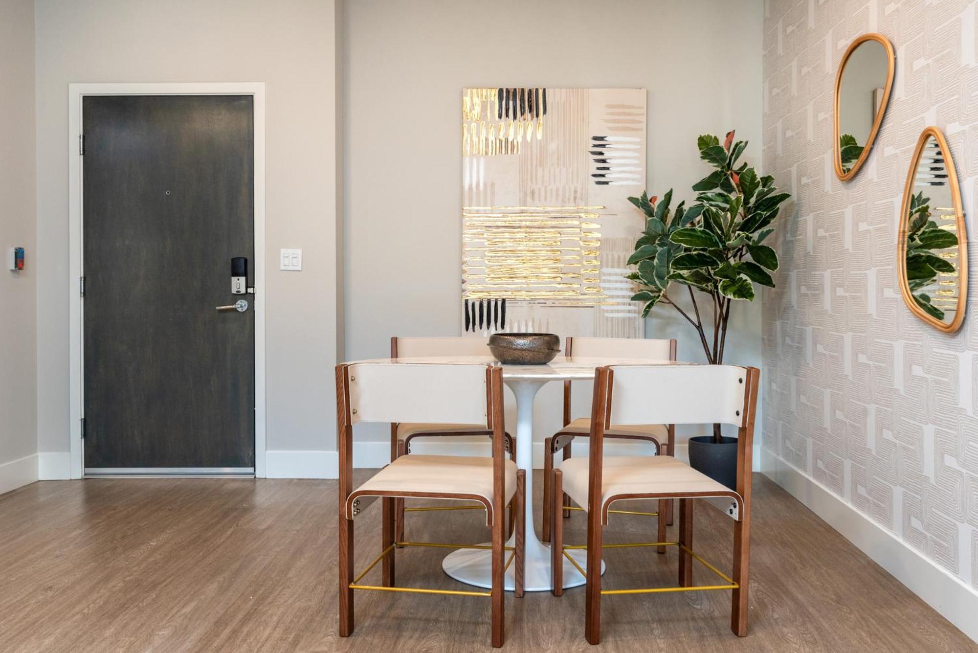 Apartment Luxurious 2br In K-town W/ Private Balcony!