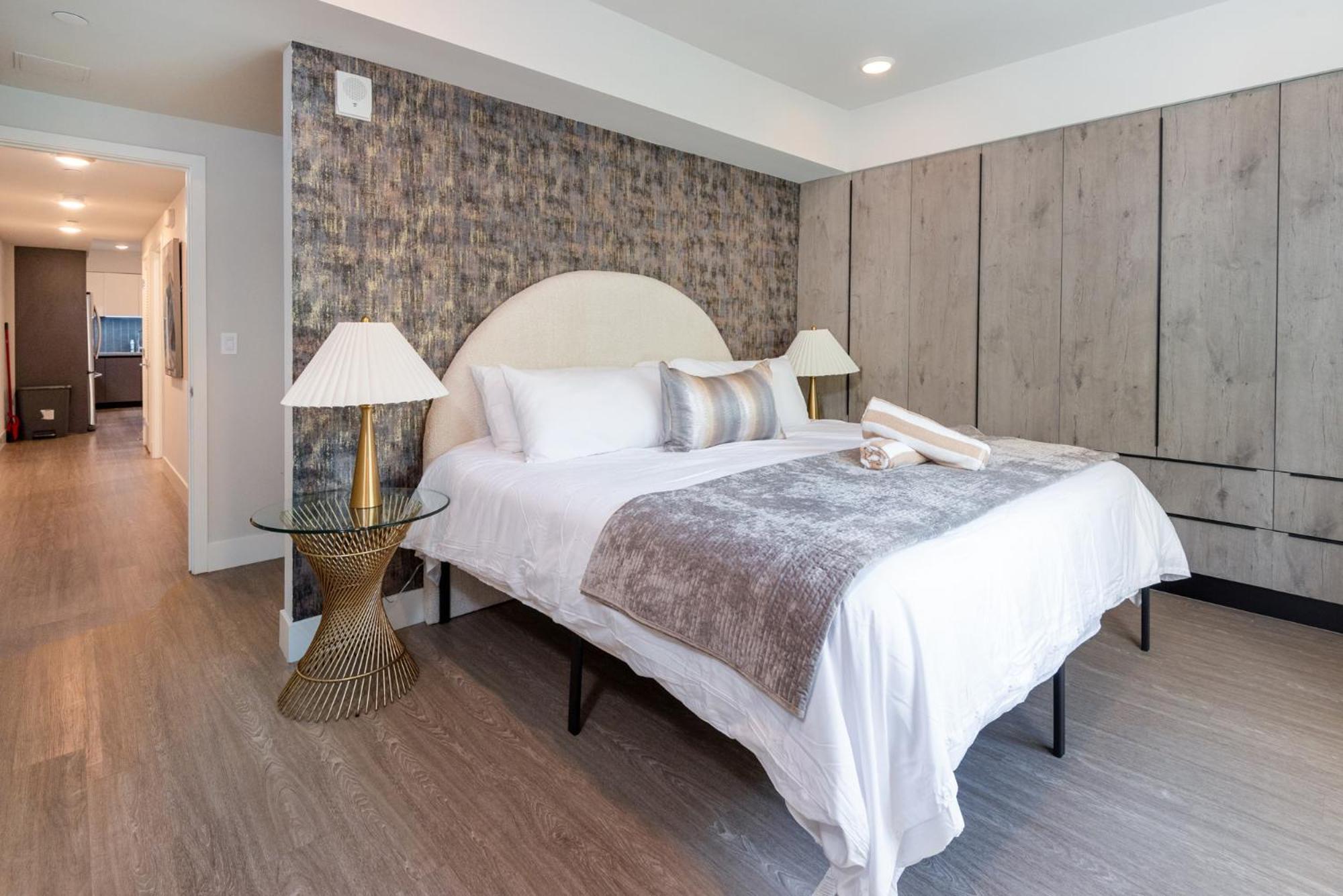 Luxurious 2br In K-town W/ Private Balcony!