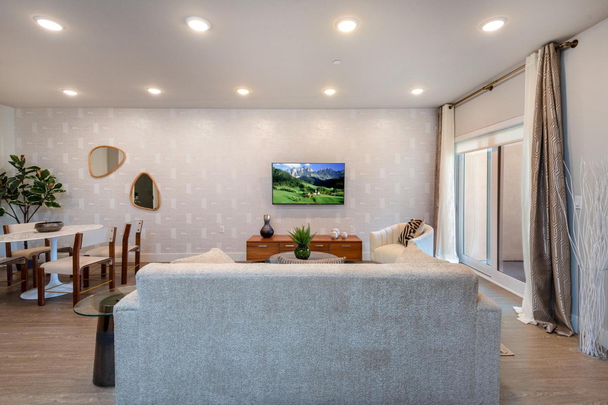 Apartment Luxurious 2br In K-town W/ Private Balcony!