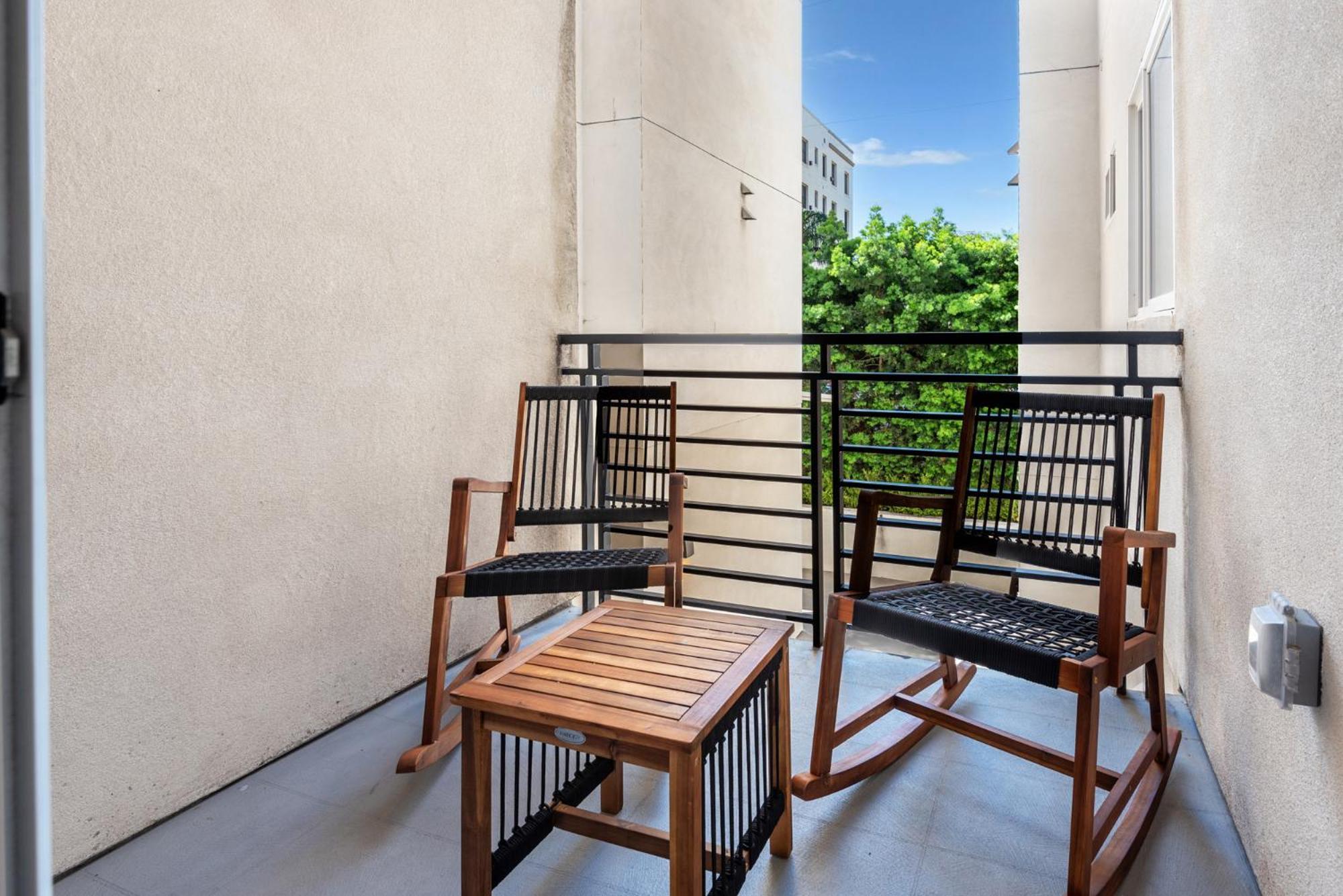 Luxurious 2br In K-town W/ Private Balcony!